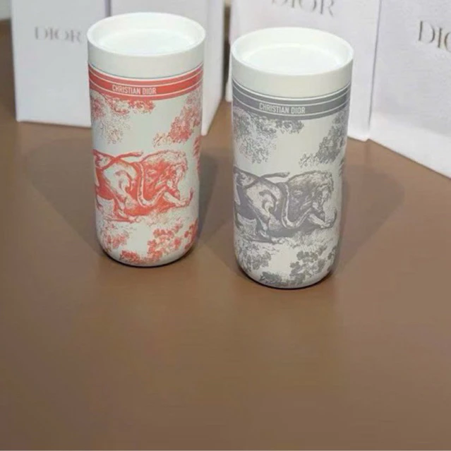 แก้วเก็บอุณหภูมิ Toile de Jouy เป็นของขวัญพรีเมียมสำหรับลูกค้าระดับ Platinum มีกล่องและถุงกระดาษให้นะค่ะ