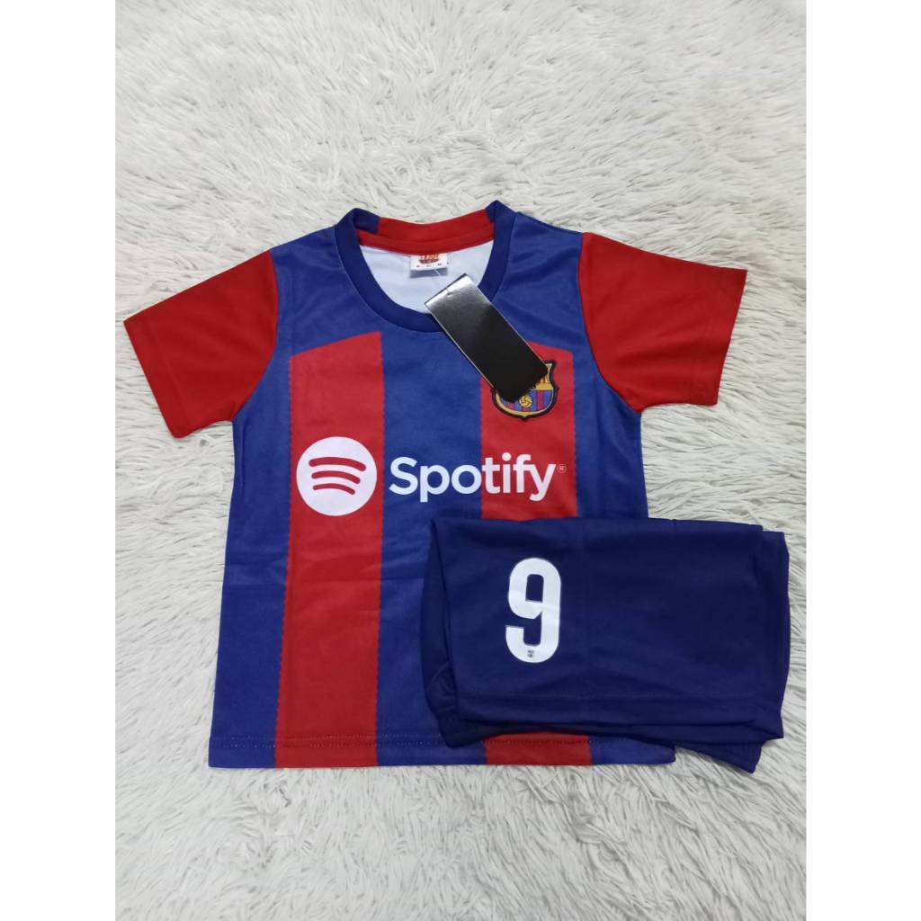 เสื้อบอลเด็ก เบอร์9ชื่อเลวานดอฟสกี้ สโมสรบาร์เซโลน่าปี2023 เสื้อพร้อมกางเกง