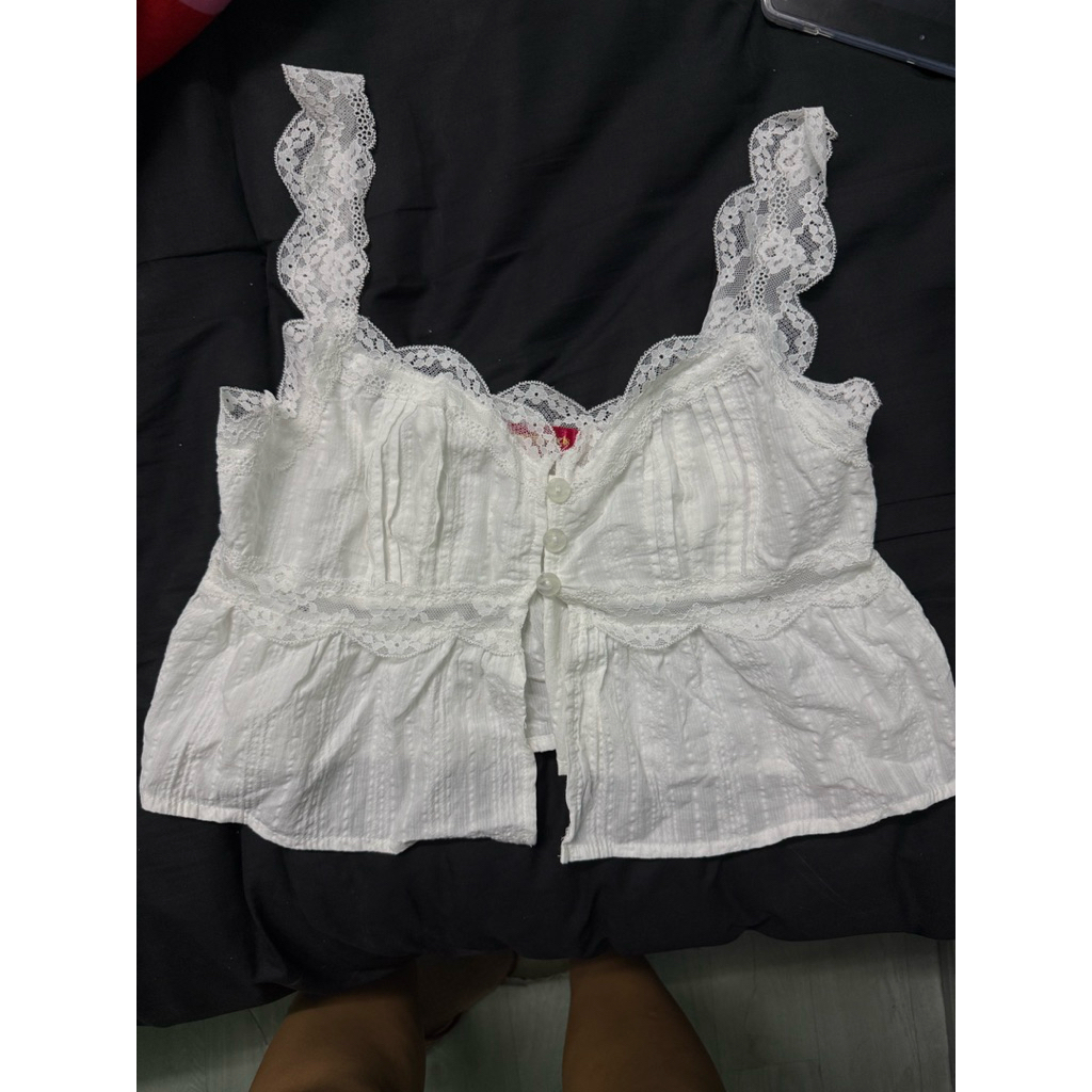 เสื้อแบรนด์ Flore.apparels สายเดี่ยวลูกไม้ สภาพดีใหม่มากใส่ไปแค่1ครั้ง ใครได้ไปคุ้มมาก💖✨