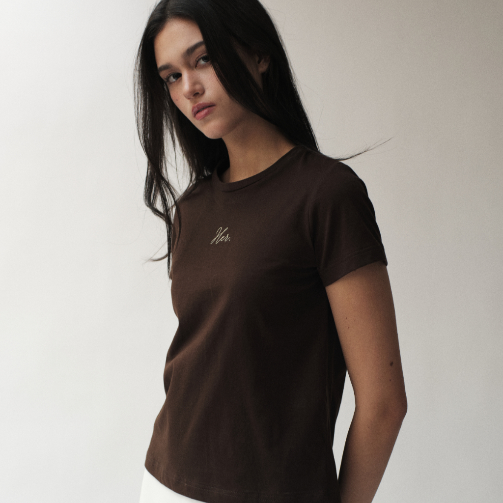 She Knows - Her Slim Fit T-Shirt เสื้อยืด ผ้าคอตต้อนออร์แกนิค ผ้าคอตต้อนรีไซเคิล