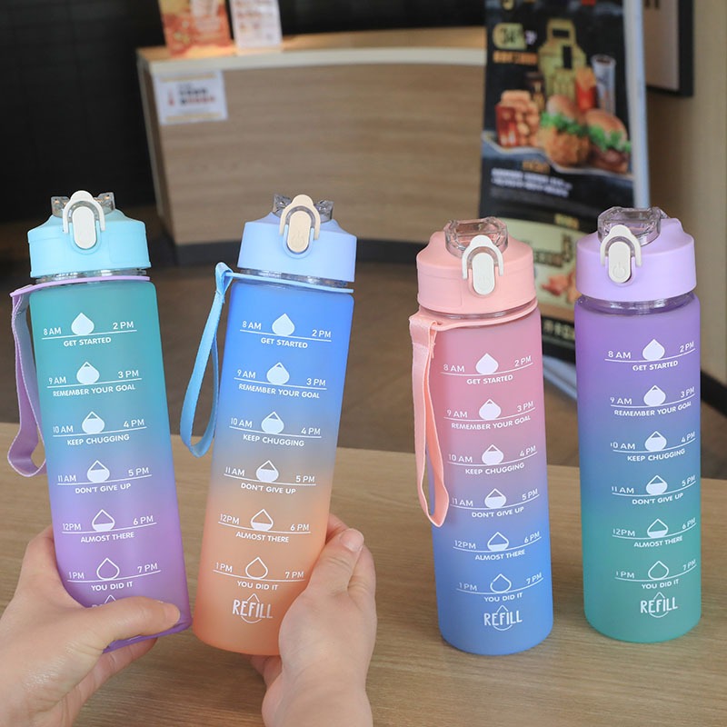 ขวดน้ำขนาดใหญ่สีไล่ระดับ ขวดน้ำสำหรับเล่นกีฬากลางแจ้ง แก้วมีหลอด ขวดน้ำพลาสติกพกพา ป้องกันการรั่วซึม