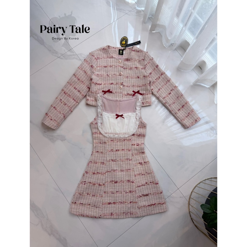 [PAIRY TALE] เดรสทวิวแขนกุดตัดต่อผ้าลูกไม้สีขาว แมตเสื้อคลุมแขนยาวติดโบว์แดง รุ่นนี้ผ้าทวิสสีชมพูแดง - รูปที่ 6