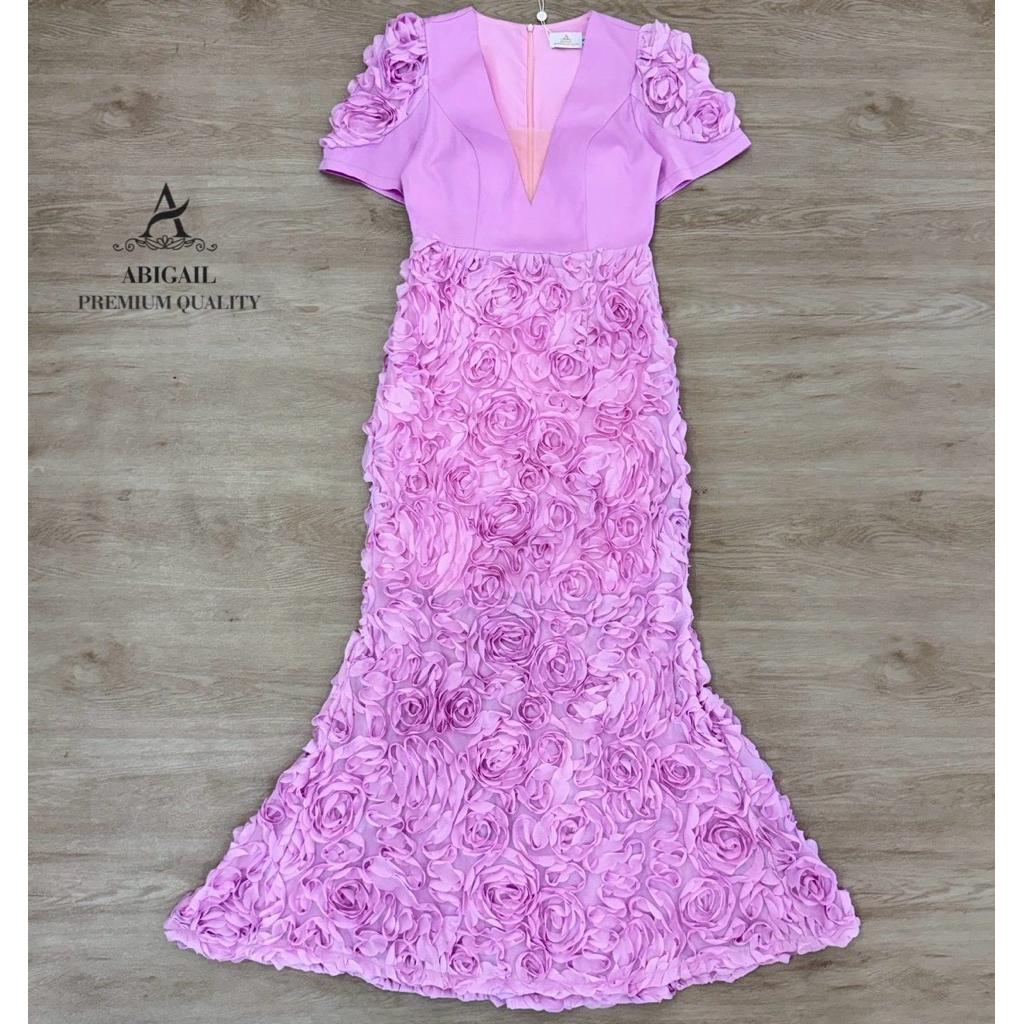 เดรสหางปลาตัวยาว เสื้อคอวีเสริมฟองน้ำ ตัวกระโปรงเป็นผ้าดอกกุหลาบแบบ3D ซิบหลังมีซับในทั้งชุด #abi - รูปที่ 4