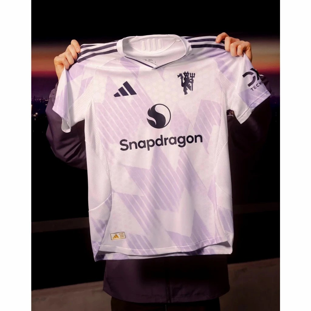 adidas Manchester United 25/26 เสื้อยืด สำหรับทั้งชายและหญิง （ของแท้ 100%） ราคา ถูกที่สุด ดีลบีเคเค แกลเลอรีภาพที่ 4