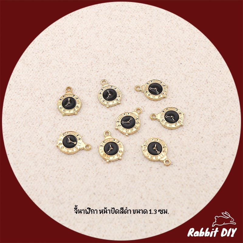 จี้เคลือบสี นาฬิกา หน้าปัดสีดำ ขนาด 1.3 ซม. (แพ็ก 2 ชิ้น)