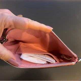 กระเป๋าคล้องมือ รุ่น Corner Zip Wristlet In Signature Canvas มีสีให้เลือก