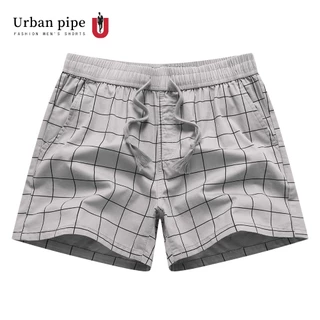 URBAN PIPE กางเกงขาสั้นผู้ชายลำลองรุ่นใหม่ปี 2026 ความยาวเหนือเข่า แบบกลาง สีเรียบ ดีไซน์ทันสมัย เอวยางยืด รหัส 520555