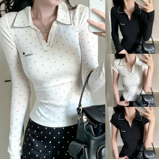 เสื้อโปโลปักลายจุดสีขาว แขนสั้นไหล่ตรง ทรงเข้ารูป ครอปสั้น ส…