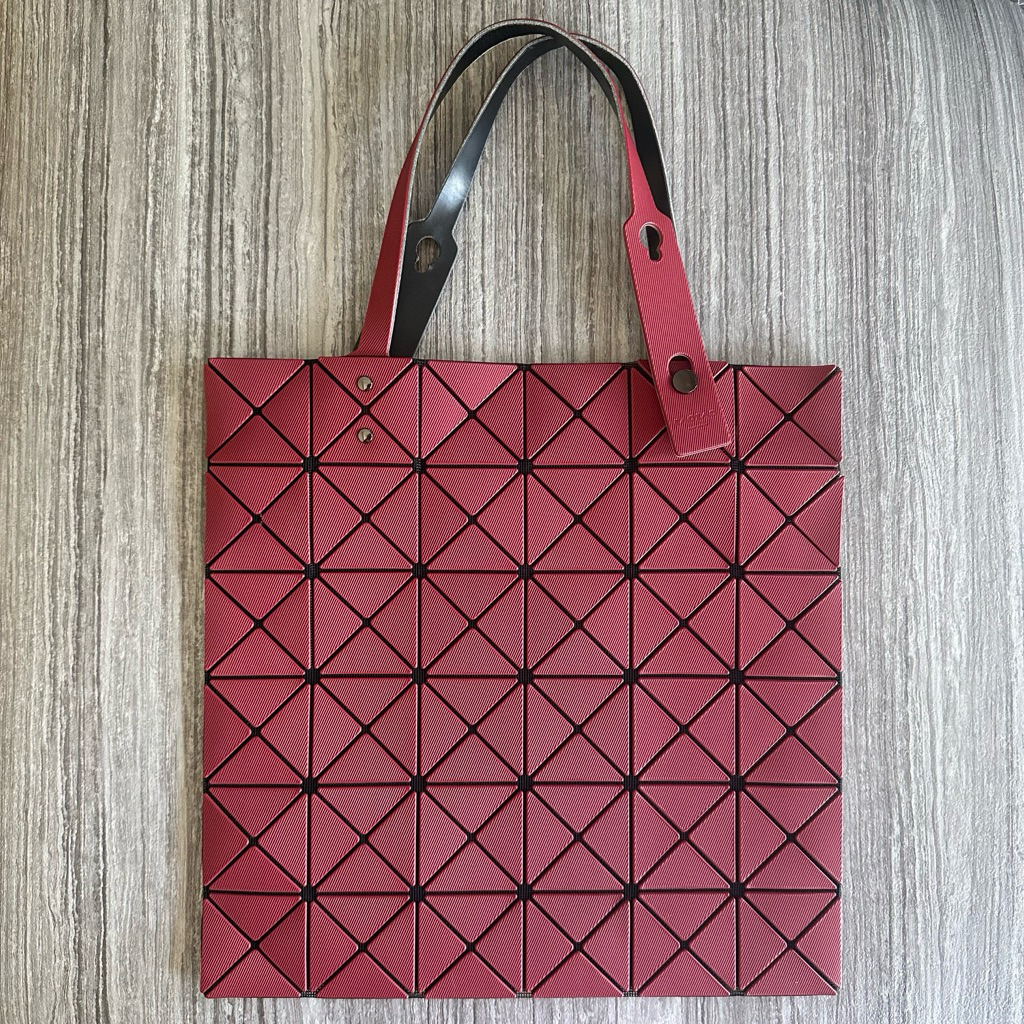 Used BAO BAO ISSEY MIYAKE LUCENT TWILL Tote กระเป๋ามือสอง สีแดง ขนาด 6x6