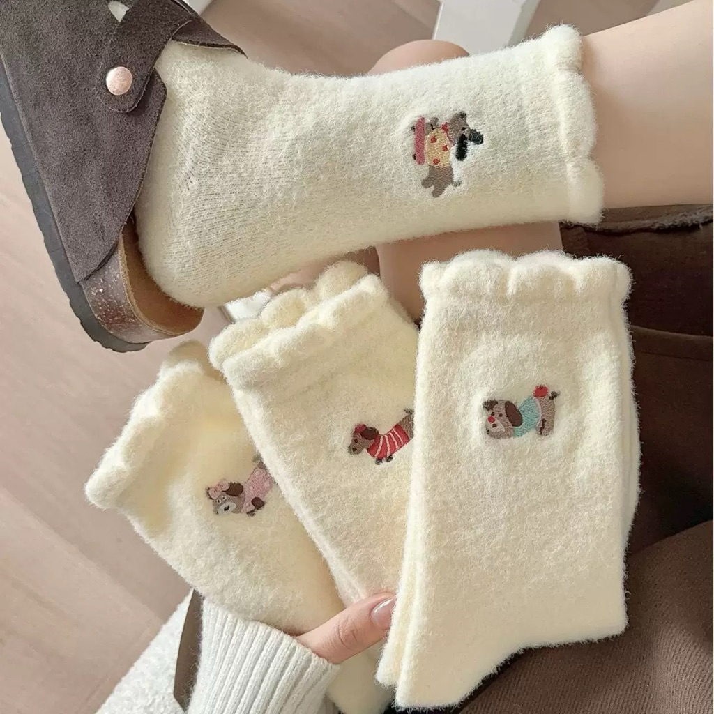 (พร้อมส่ง🛻) ถุงเท้า 𝙋𝙪𝙥𝙥𝙮 𝘾𝙤𝙯𝙮 🐶 彡🥯 ถุงเท้าขนนุ่มฟู โทนครีมอบอุ่น มาพร้อมลายปักน้องหมาตัวเล็ก ให้ลุคน่ารักละมุน