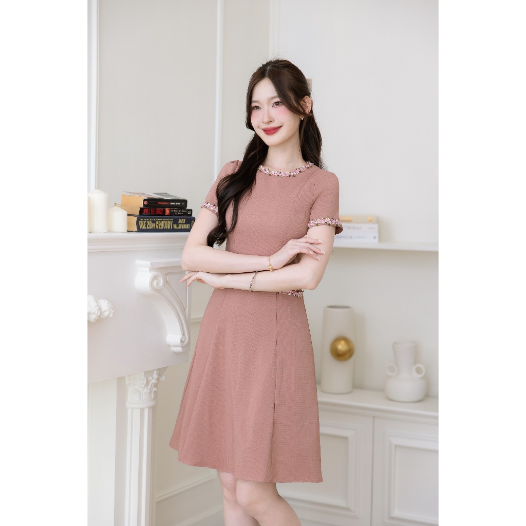 เดรสผ้าพื้นมีเทคเจอร์ตาราง ผ้าสวยมีน้ำหนัก เป็นแพทเทิร์นเรียบง่าย มีดีเทลแต่งดอกไม้ปักเส้นรอบคอ ปลายแขน ดีเทลกระเป๋าเล็ก - รูปที่ 2