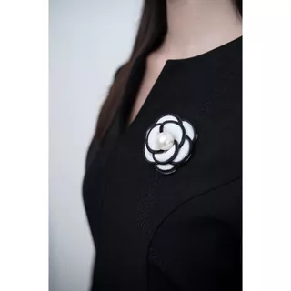 Lawyer Store [5261681] เสื้อคอกลมแขนยาว แต่งชายระบายหางปลา มีเข็มกลัดดอกไม้ เนื้อผ้าตัดสูทอัดกาว อยู่ทรง เสื้อคอปก