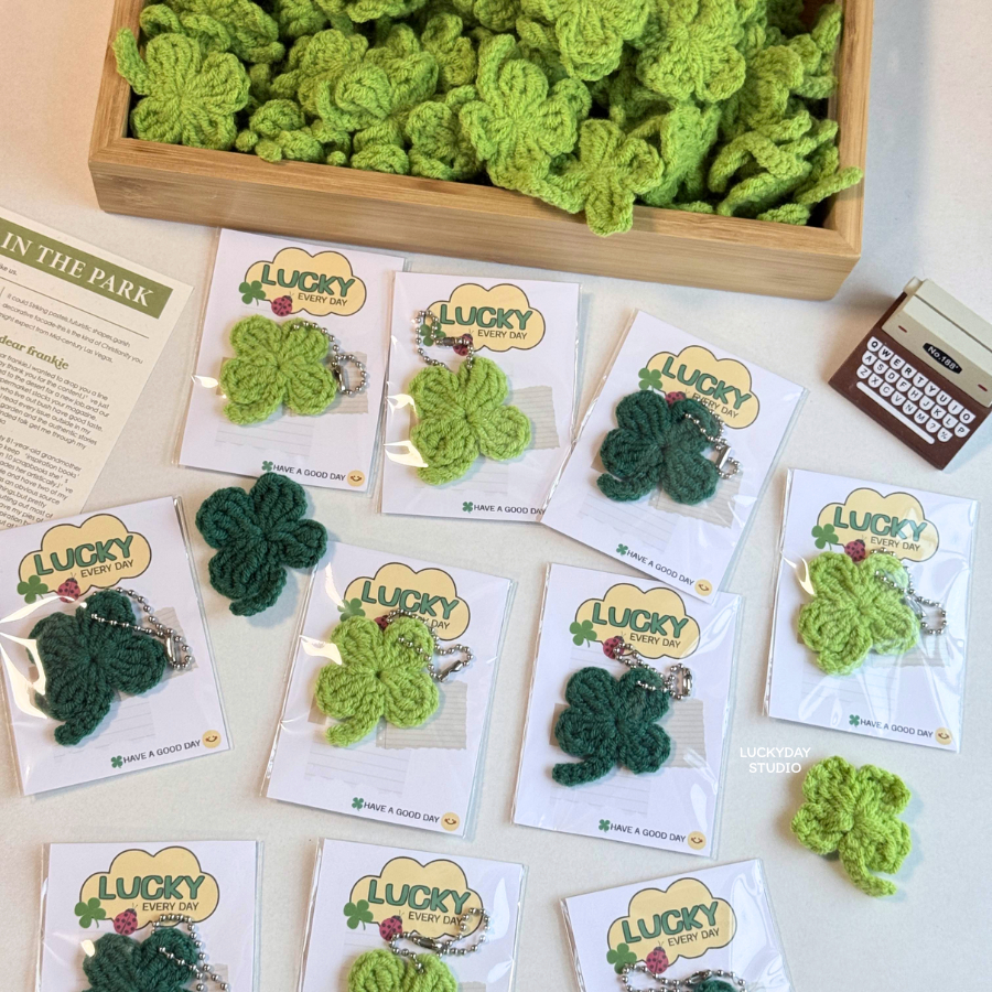 [พร้อมส่ง] พวงกุญแจใบโคลเวอร์ไหมพรม +จี้ตัวอักษร ของขวัญปัจฉิม ของชำร่วย