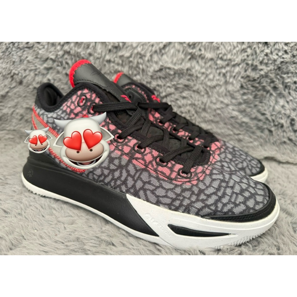 Kyrie Size 44 ยาว 28 cm แท้100% รองเท้ามือสอง