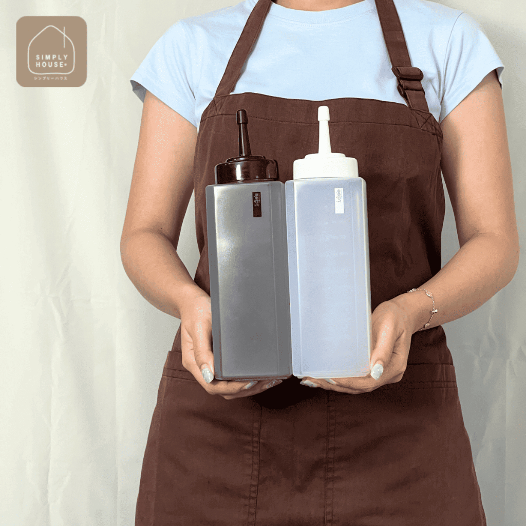 simplyhouse (2ชิ้น) ขวดบีบซอสพลาสติก ความจุ 1,000 ml. มีฝาจุกปิดกันหก บีบง่าย วัสดุ Food Grade (PNB572)