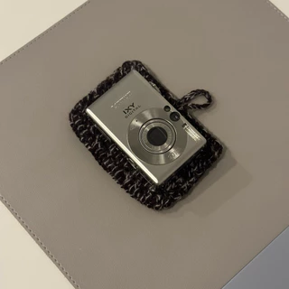 (Pre-order)Digital camera pouch | crochet | handmade 📷🧶กระเป๋าถักใส่กล้องดิจิตอลและใส่บัตร (ขนาด8x11cm.)