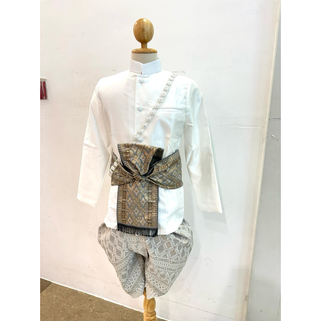 ชุดไทยผู้ชายสีขาว เสื้อซับในอัดกาว โจงกระเบนไหมทอลายไทย พร้อมผ้าคาดไหมทอง สวยสง่างาม🩵🇹🇭