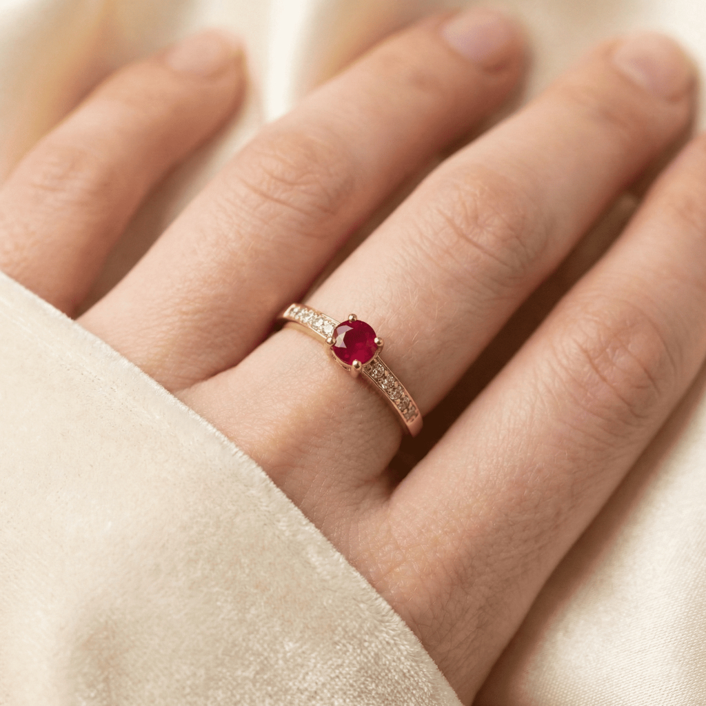 แหวนพลอยทับทิม(Natural Ruby) สีชมพูแดงสวยมาก จากประเทศโมซัมบิก ตัวเรือนCopper ผสมเงิน ชุบทอง ไซส์นิ้ว 47 หรือเบอร์ 4 US