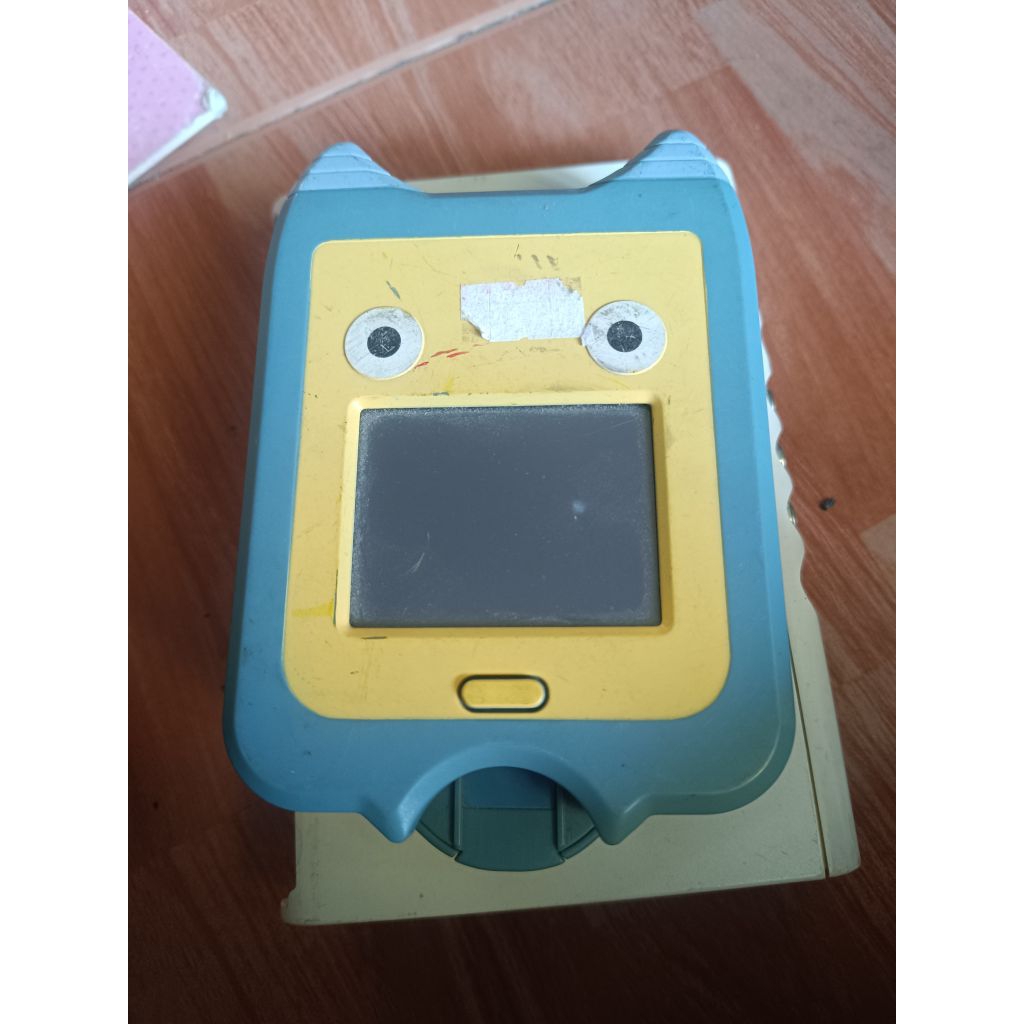 ของเล่นอิเล็กทรอนิกส์ Yokai Pad ใช้สำหรับเล่นกับเหรียญ Yokai Medalsมีรอยขีดข่วนและรอย เปิดติด