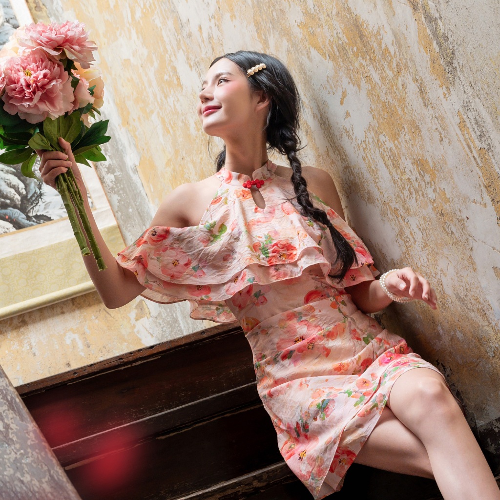 icyicy QínLì 琴丽 Dress DI15502 ชุดตรุษจีน  เดรสตรุษจีน เดรสคอจีนเปิดไหล่ ลายดอกไม้มงคล