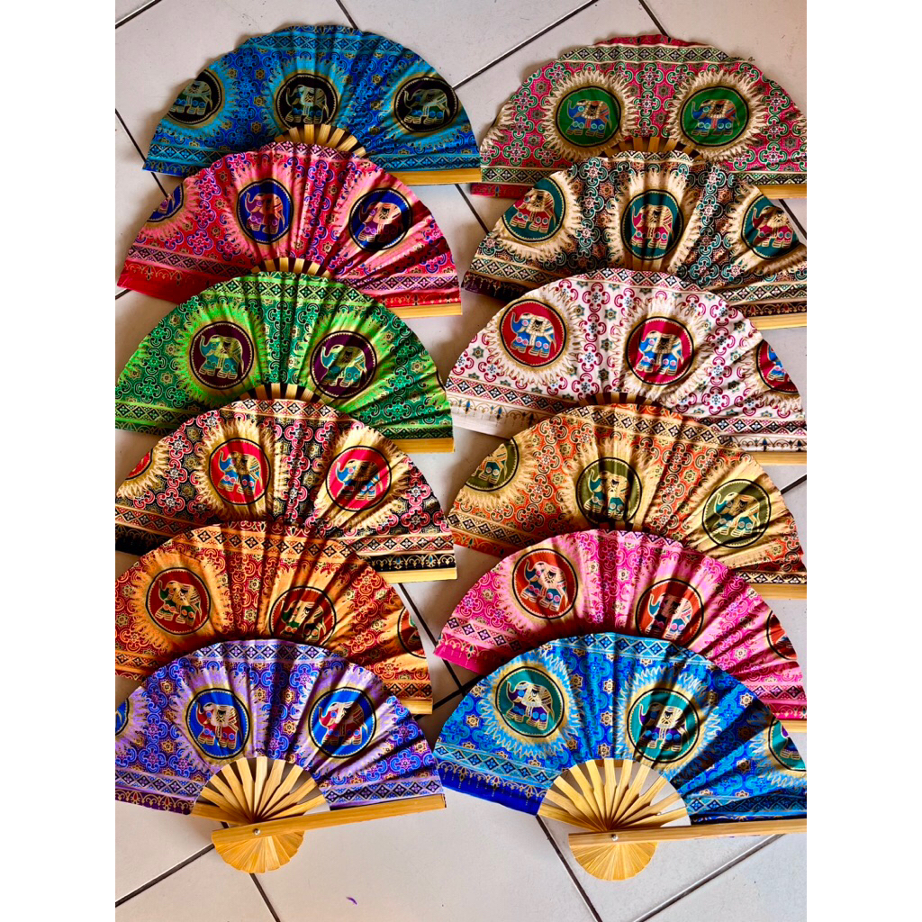 พัดไม้ไผ่ ลายไทย ลายช้าง ผ้าแพรสีล้วน ขนาดรัศมี 10“ สูง 26 ซม. กว้าง 52 ซม.
