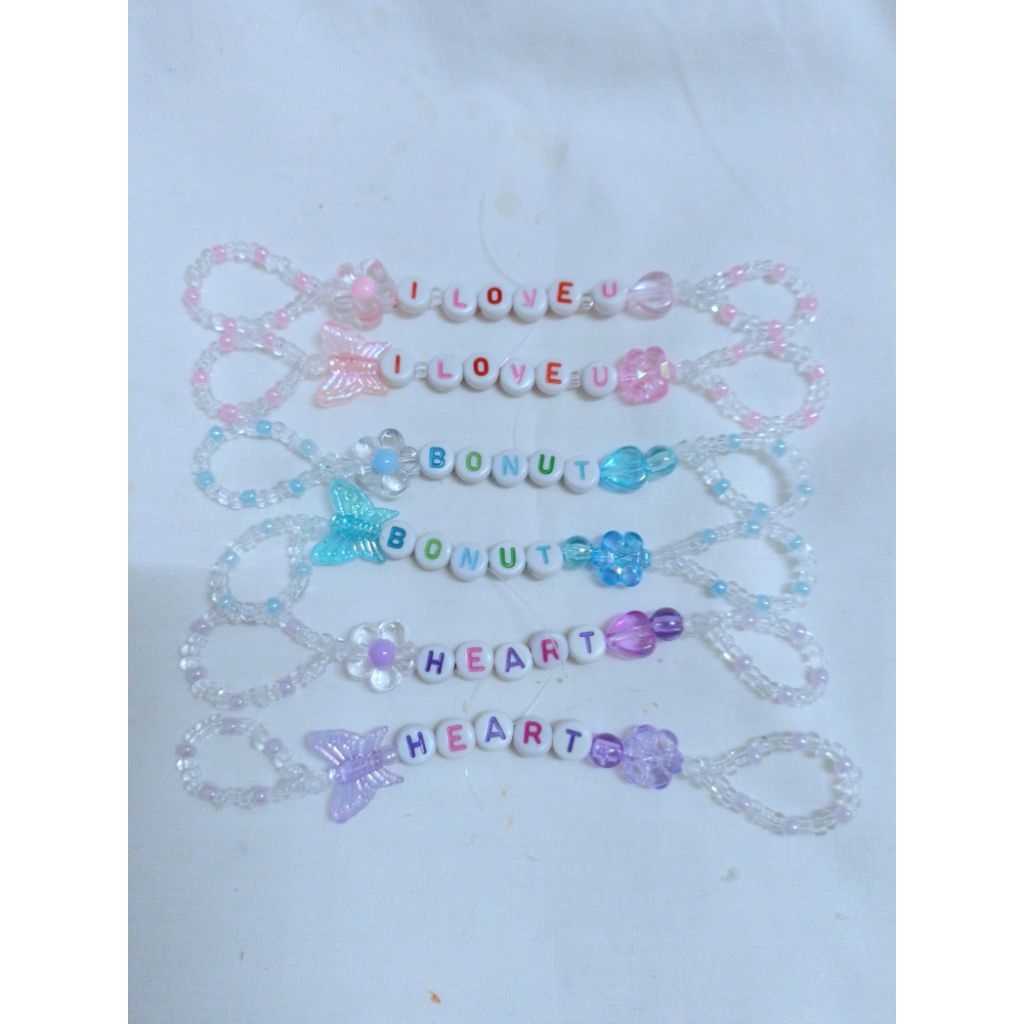 SN.1สายคาดตกแต่งรองเท้านักเรียน ใส่ชื่อได้(ตัวอักษรคละสี) ทำจากลูกปัด ราคาต่อ1คู่ใส่ได้2ข้าง ตัวอักษร แจ้งทางแชทได้เลยคะ