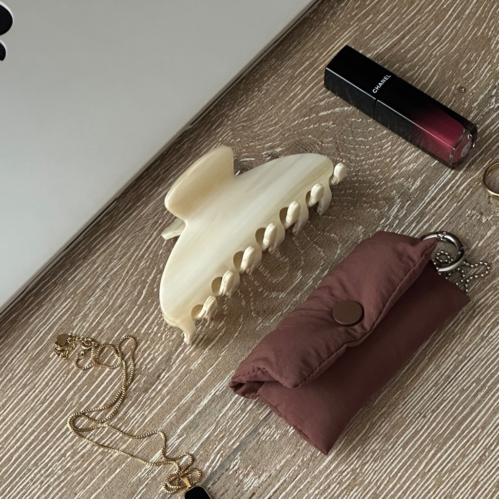 gimmeblessed.co — White Wood hair claw (Size 9.7 cm/ *เหมาะสำหรับผมปานกลาง-หนา)