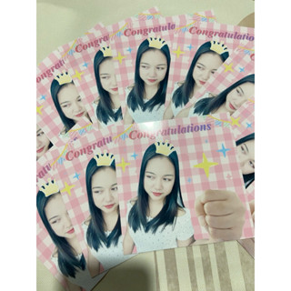 ของขวัญปัจฉิมการด์มือโตถืออมยิ้มCongratulationsใส่รูปตัวเองไ…