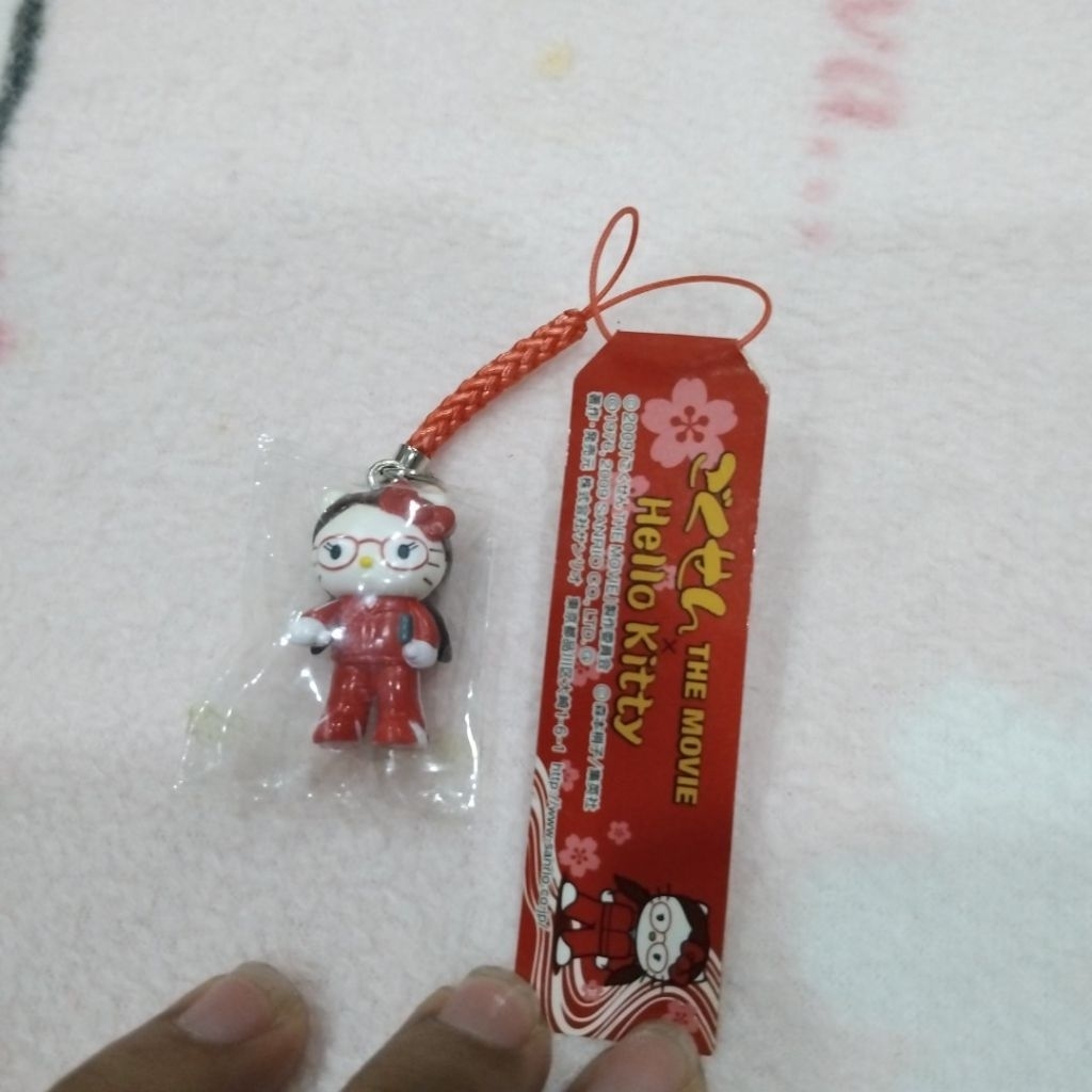 พวงกุญแจสายคล้องโทรศัพท์ Hello Kitty รุ่นพิเศษคอลแลปส์กับภาพยนตร์เรื่อง "Gokusen THE MOVIE"