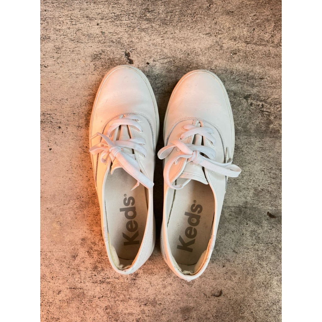 kedรองเท้าผ้าใบแบบหนัง เบอร์ 9us/40 หรือ 26 เซนติเมตรค่ะ