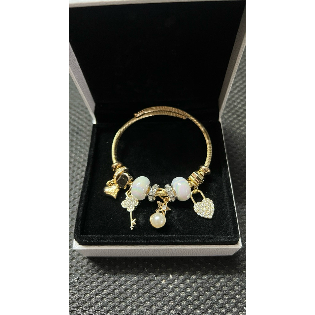 กำไลข้อมือ pandora แบรนด์ molly jewelry(สีทองไข่มุข)