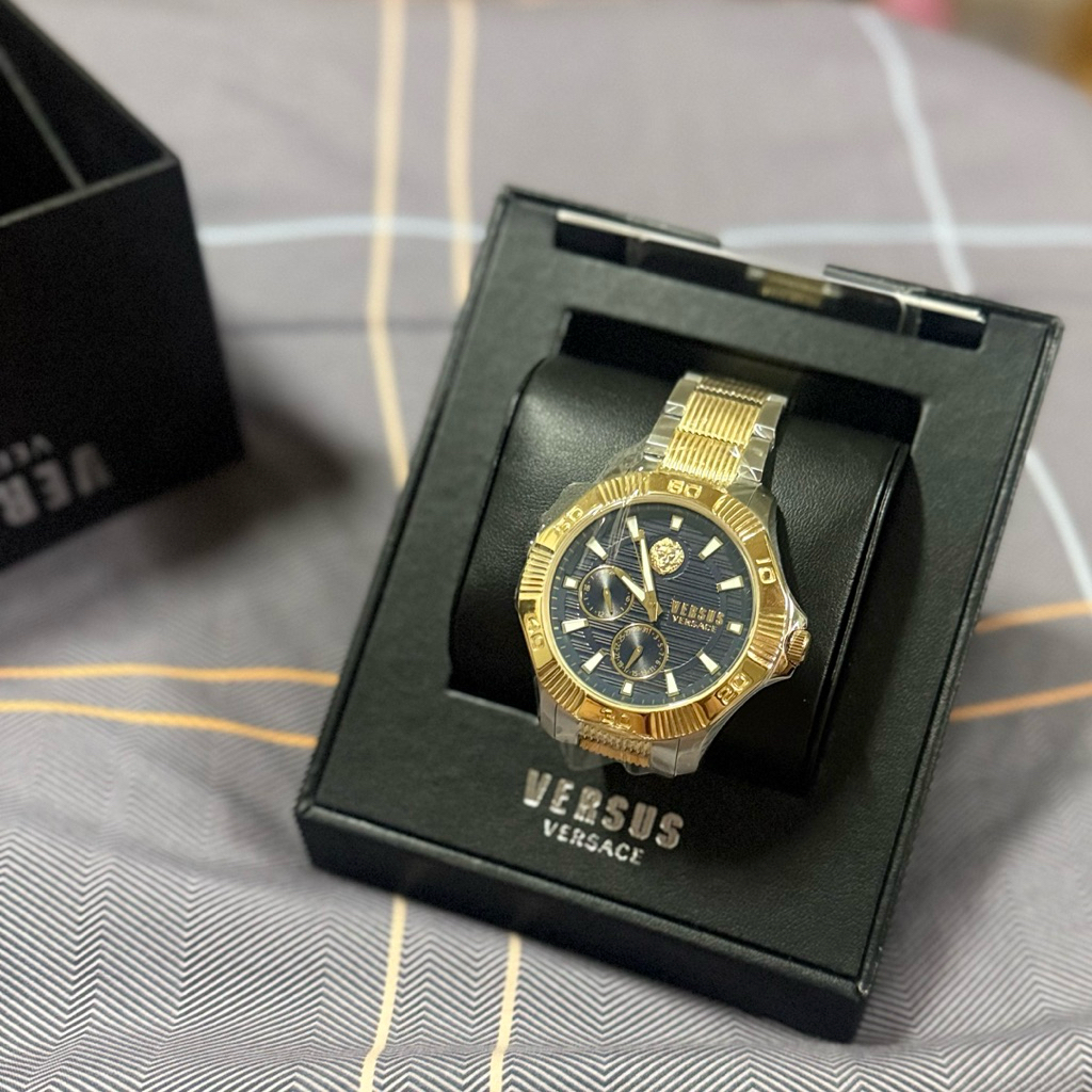 นาฬิกา Versus Versace รุ่น DTLA Multifunction Men's Watch (รหัสรุ่น VSPZT0421) ซึ่งเป็นนาฬิกาสำหรับผ