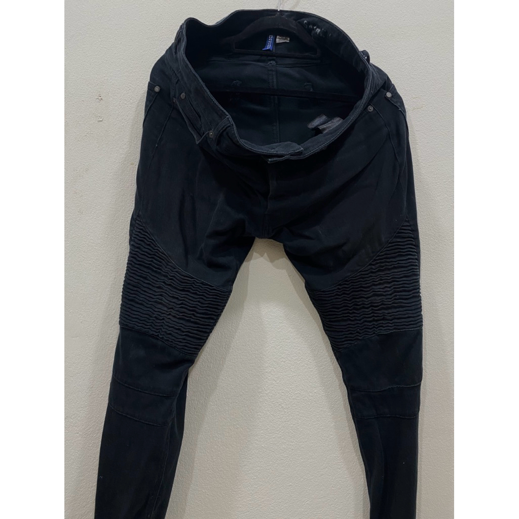 กางเกงยีนส์ผู้ชายทรง Biker สีดำ จากแบรนด์ H&M รุ่น