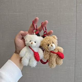 ส่งด่วน GUCSELECTED(B2578) พวงกุญแจ จี้ตุ๊กตาน้องหมีสะพายกระเป๋าสีแดง สําหรับห้อยกระเป๋า