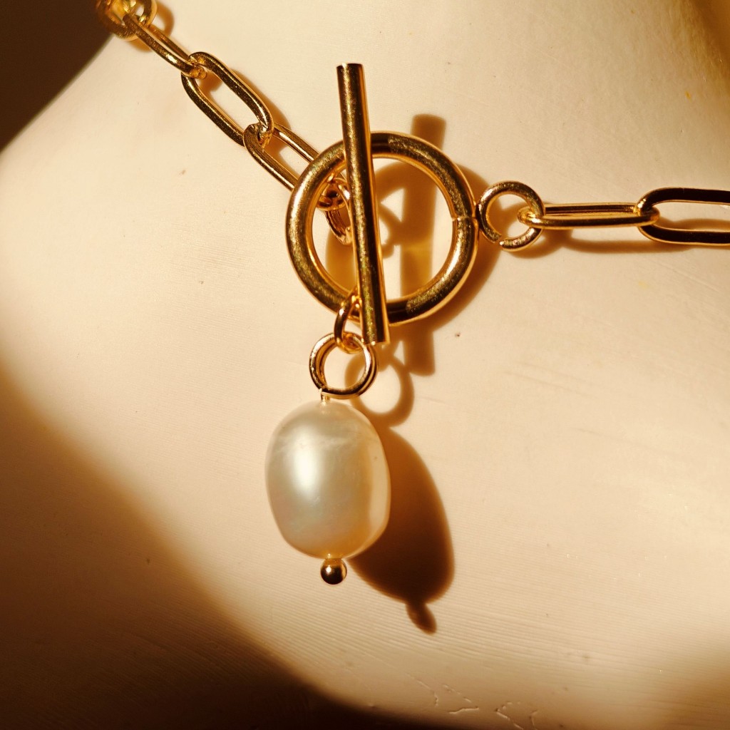 Vachana - Natural Freshwater Pearl T-Bar Paperclip Necklace