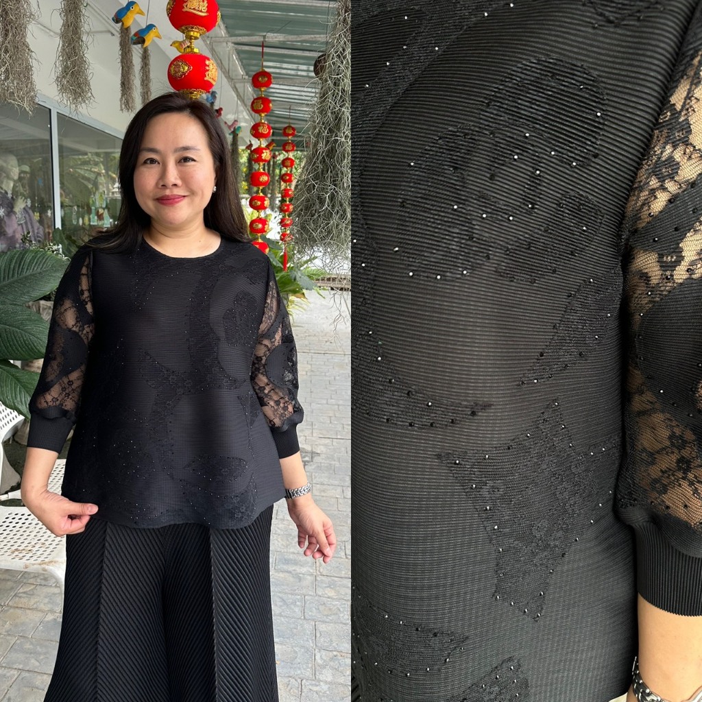 Pleatbynisa A996 เสื้ออัดพลีท แขนกระบอก แต่งเพชร สีพื้น เรียบหรู เนื้อพลีท polyester100%