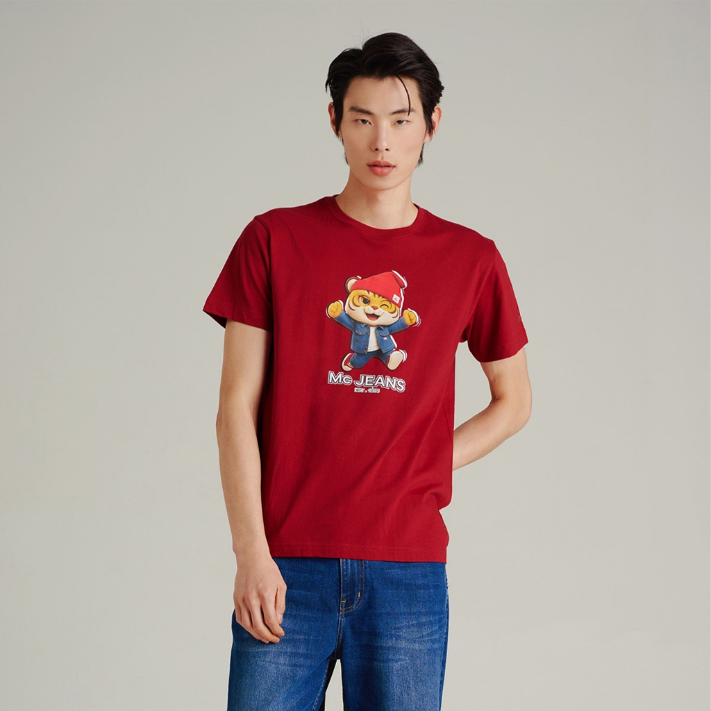 Mc JEANS (แม็คยีนส์) Online Exclusive  เสื้อยืด Unisex เสื้อยืดแขนสั้น ทรงเรกูลาร์ Regular Fit T-Shirt สีแดง MTTPB29