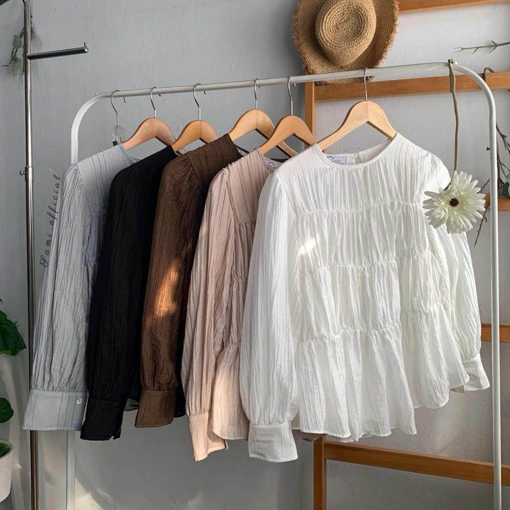 : Molly top ⋆ツ detail: ทรงต่อรูดระบายชั้น รุ่นใช้ผ้าเยอะมากๆเลยค่า มีซับในทั้งตัว รวมที่แขน  ผ้าmercury อัดย่น