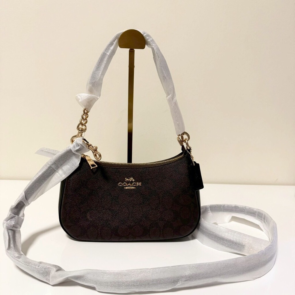 (สด-ผ่อน)กระเป๋าสะพาย C⭐️ACH ของเเท้100% TERI SHOULDER BAG IN SIGNATURE CANVASรหัส : CV933