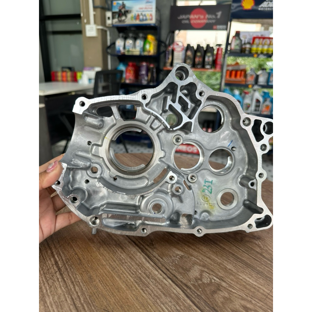 แคร้งเครื่องด้านขวาR  *HONDAแท้100%*  Wave110i ,Dream110i Super Cub  รหัส : 11100-KWW-740
