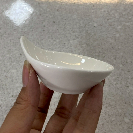 ถ้วยเซรามิก 3 นิ้ว ถ้วยน้ำจิ้ม ถ้วยทรงหยดน้ำ สีขาวเงา ทำจากเซรามิกเนื้อดี เข้าไมโครเวฟได้