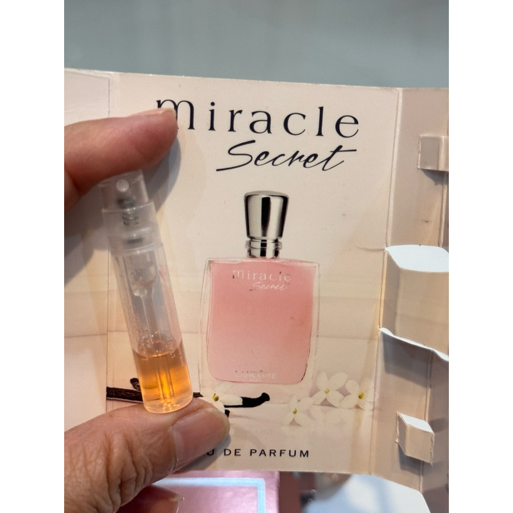 รุ่นยอดนิยมฟลอรัล-ฟรุ๊ตตี้ (Floral-Fruit) ที่ให้ความรู้สึกสดชื่น หวานละมุน และมีเสน่ห์ ขนาด1.2ml