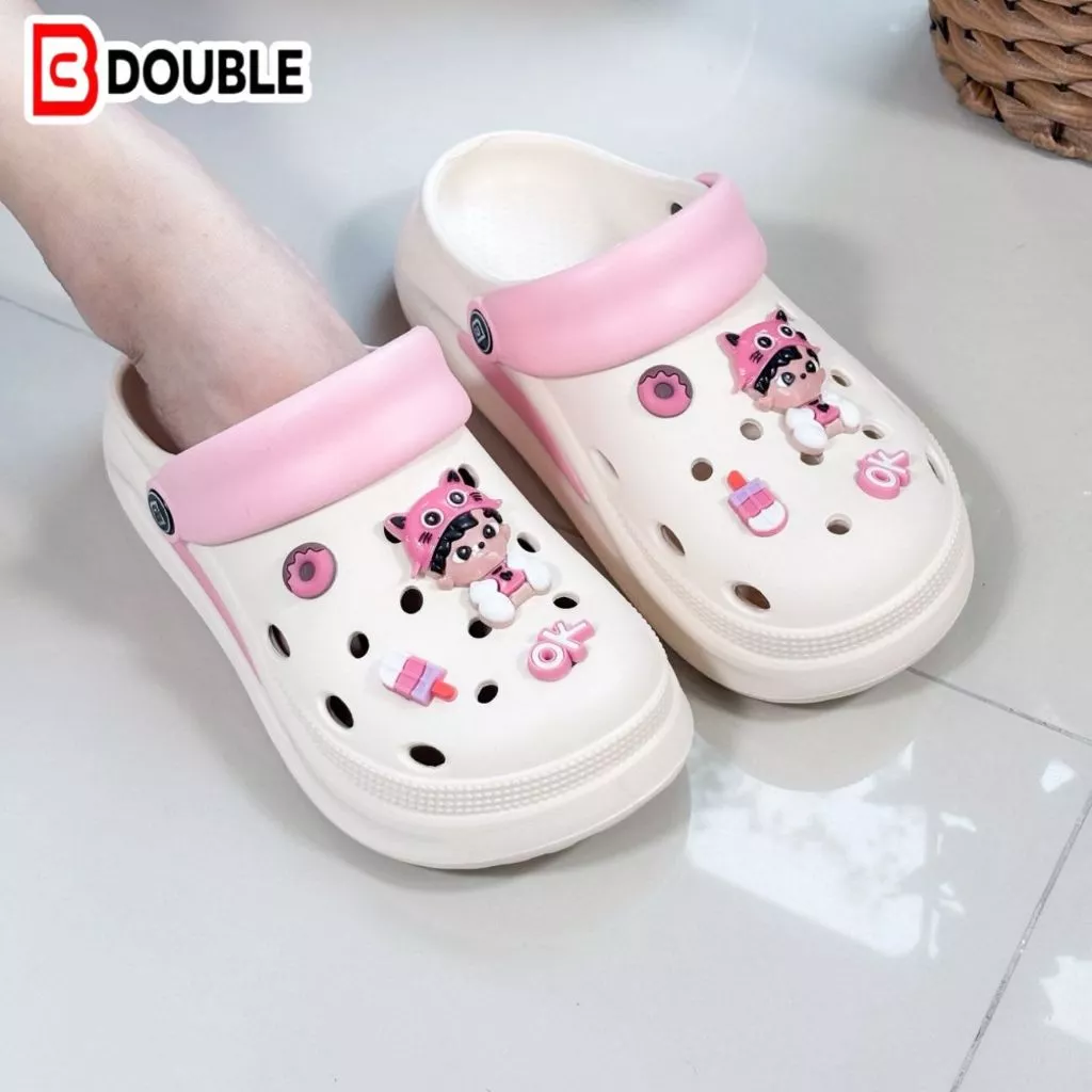 BB Double รองเท้าแตะ สไตล์การ์ตูนน่ารักสุดๆ สีครีมชมพู แต่งจี้บิทแมวสาวหวาน โดนัทไอติม ใส่สบาย กันน้ำ 2026 New Arrival