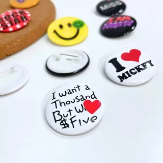 เข็มกลัด ขนาด 3 cm ลายตัวอักษร หลากหลายลาย เลือกแบบได้ สีสันสดใส ติดตกแต่งกระเป๋า ของใช้อเนกประสงค์ ส่งจากไทย!!!