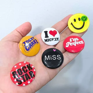 เข็มกลัด ขนาด 3 cm ลายตัวอักษร หลากหลายลาย เลือกแบบได้ สีสันสดใส ติดตกแต่งกระเป๋า ของใช้อเนกประสงค์ ส่งจากไทย!!!
