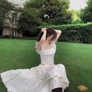 แบรนด์Valérie Off-Shoulder ชุดคลอเซ็ตขาวสไตล์ลูกไม้ ดีไซน์คอออกไหล่ พร้อมรายละเอียดกระโปรงฟรัฟฟี่น่ารัก
