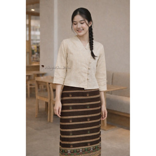 ชุดพื้นเมืองคอวีป้ายหน้าสีผ้าดิบ หรือ สีครีม รุ่นตัวสั้น เนื…