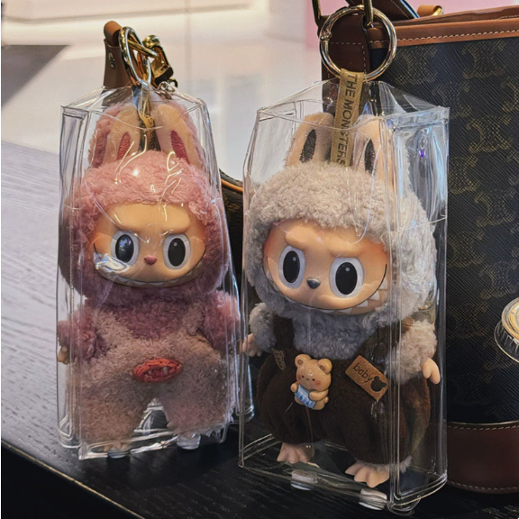 กล่องสุ่มตุ๊กตาหน้ามาการองสุดน่ารักจาก Labubu พร้อมจี้และถุงกันฝุ่นใส