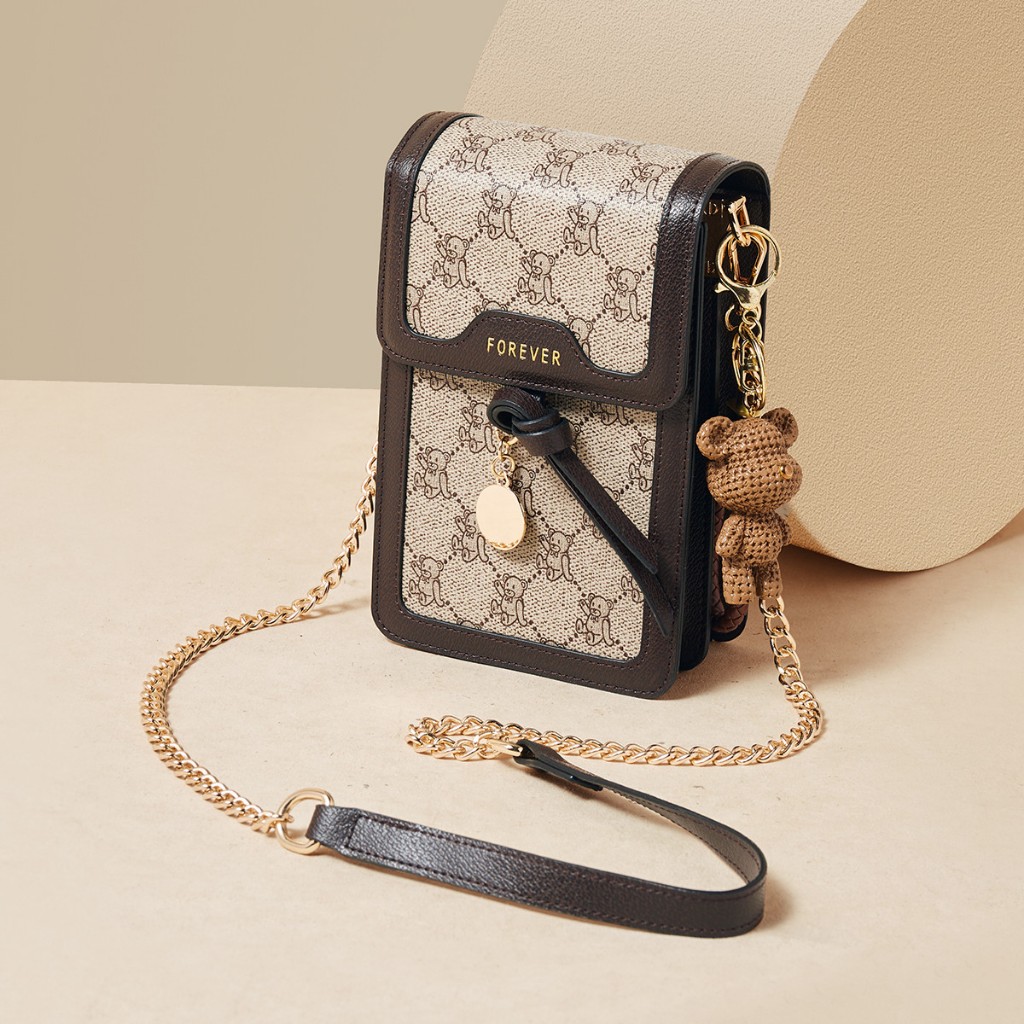 FOXER กระเป๋าใส่โทรศัพท์สำหรับผู้หญิง สะพายข้างได้ มีลายพิมพ์และพวงกุญแจหมีตัวเล็ก ดีไซน์หรูหรามีระดับ