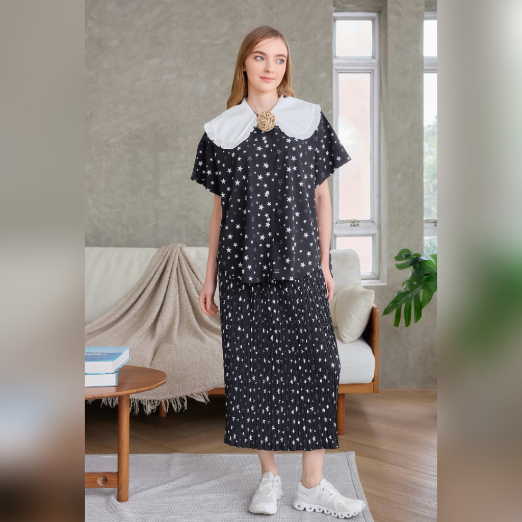 VACAY INDEED / Pleatful Skirt ลาย Noir Star กระโปรงพลีทยาว พริ้ว / พร้อมส่ง